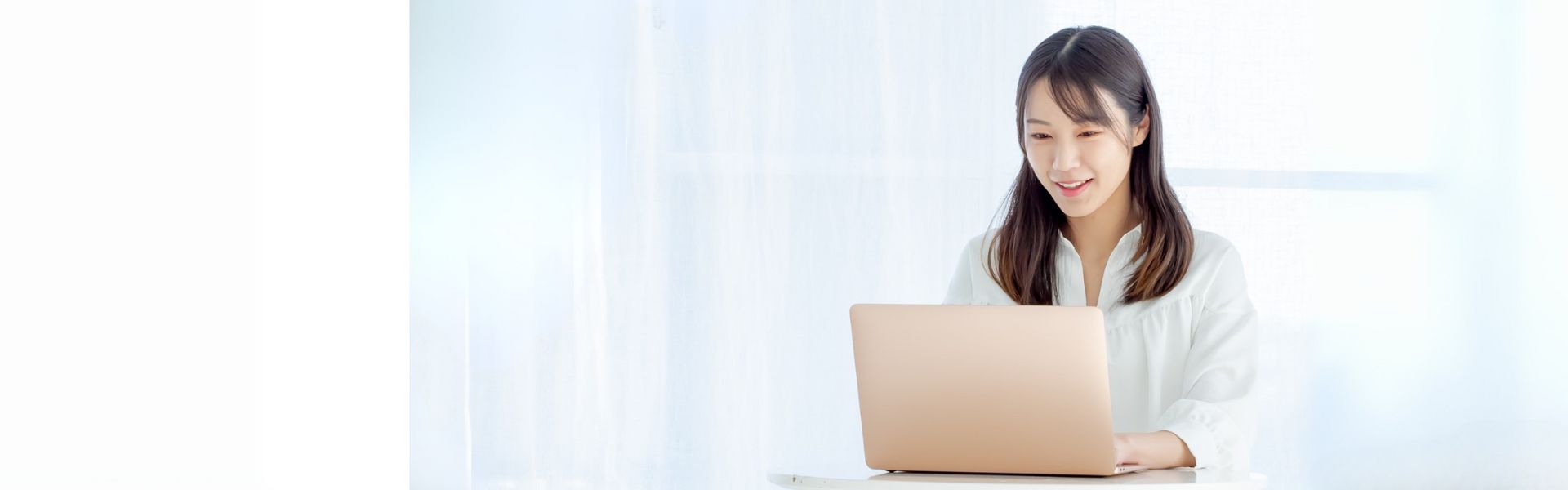 メーン画像。パソコンでカウンセリングを受ける’女性